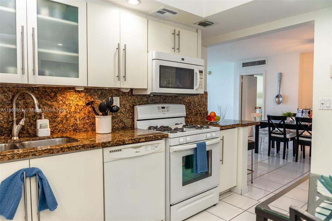 待售: $735,000 (2 贝兹, 2 浴室, 1080 平方英尺)