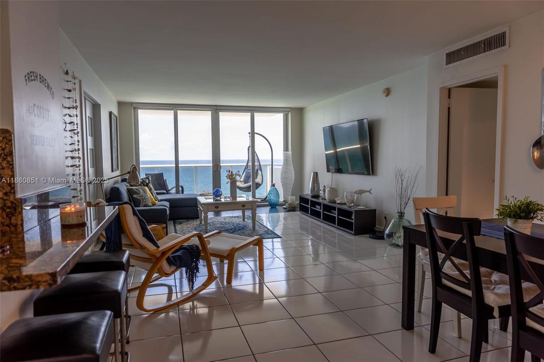 待售: $735,000 (2 贝兹, 2 浴室, 1080 平方英尺)