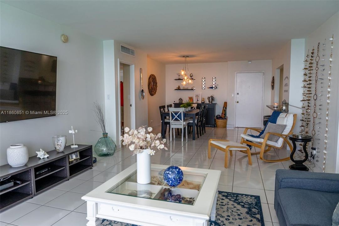 待售: $735,000 (2 贝兹, 2 浴室, 1080 平方英尺)