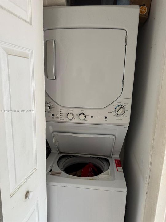 Active With Contract: $220,000 (1 beds, 1 baths, 639 Square Feet)