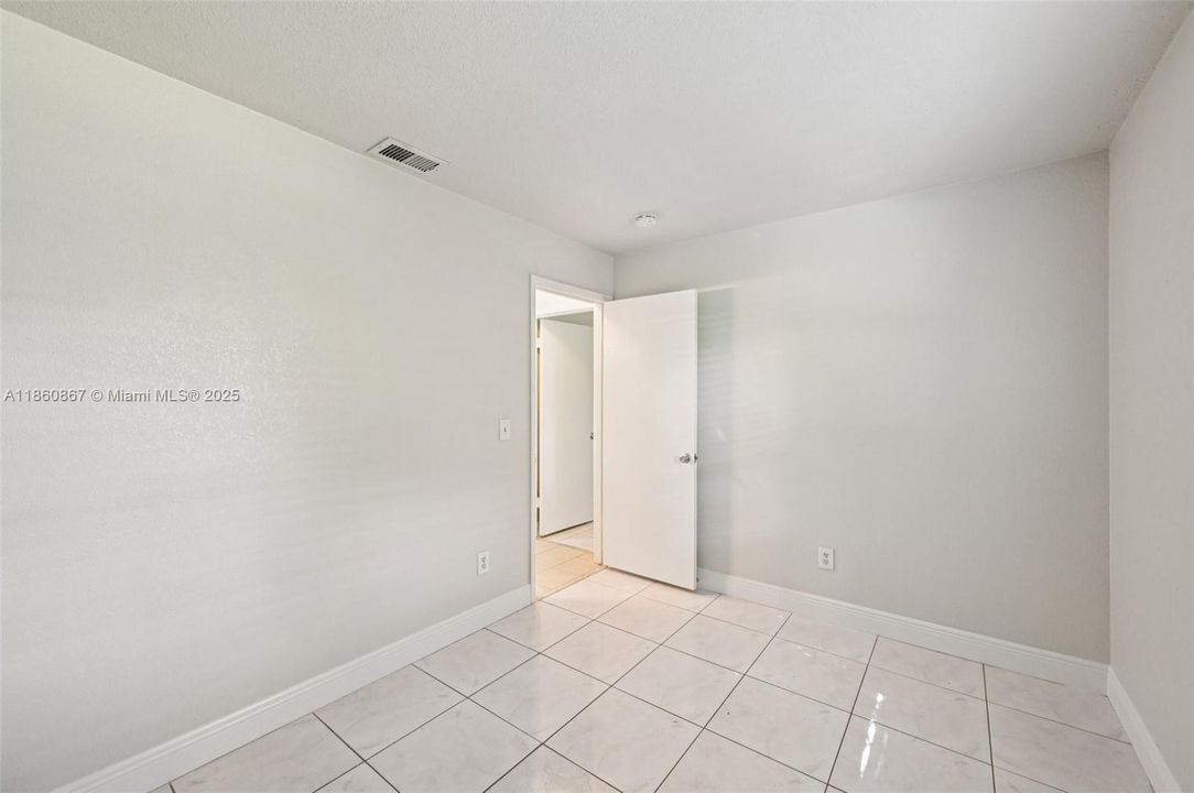 Под контрактом: $318,200 (4 спален, 2 ванн, 1568 Квадратных фут)