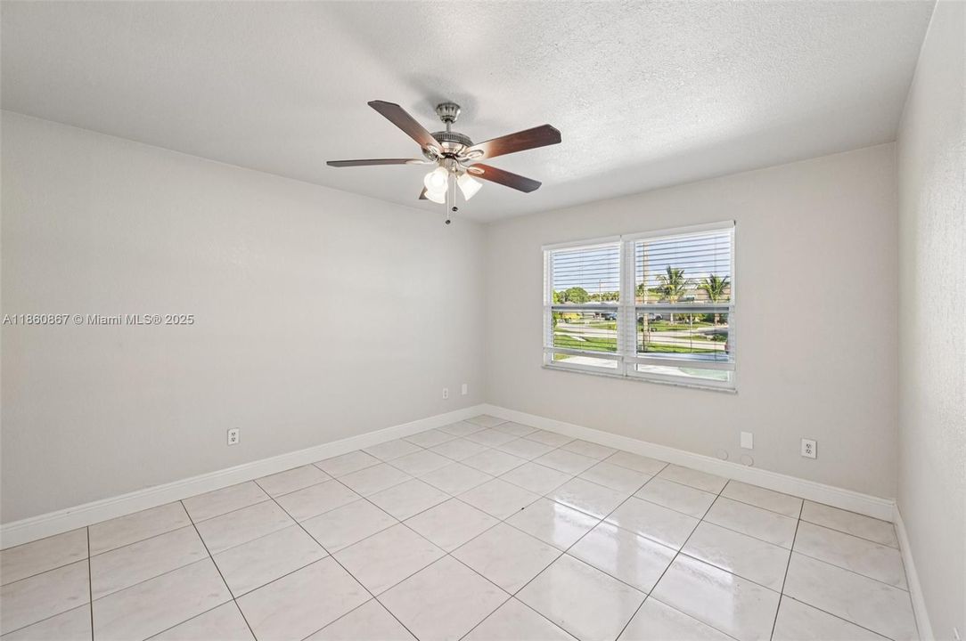 Под контрактом: $318,200 (4 спален, 2 ванн, 1568 Квадратных фут)