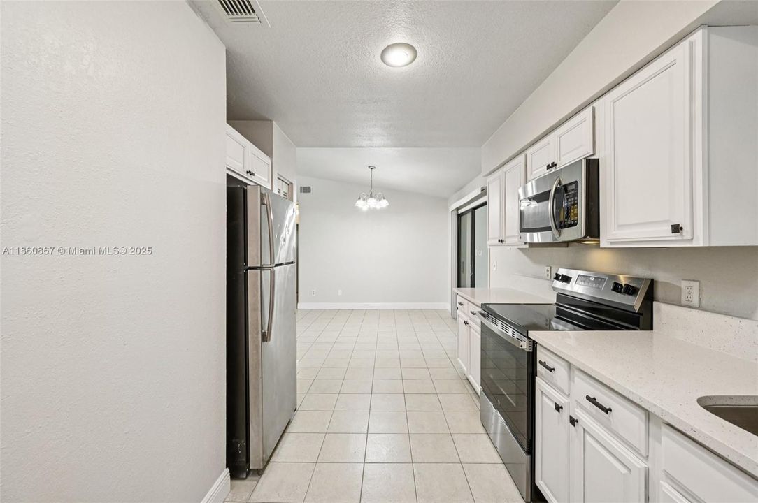 Под контрактом: $318,200 (4 спален, 2 ванн, 1568 Квадратных фут)