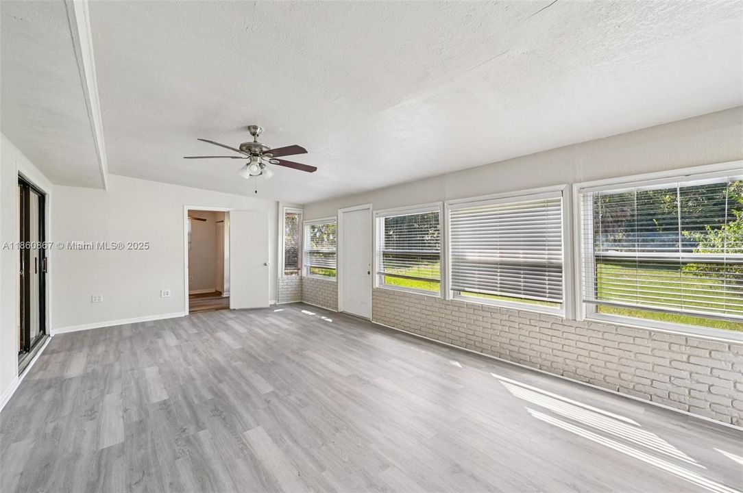 Под контрактом: $318,200 (4 спален, 2 ванн, 1568 Квадратных фут)