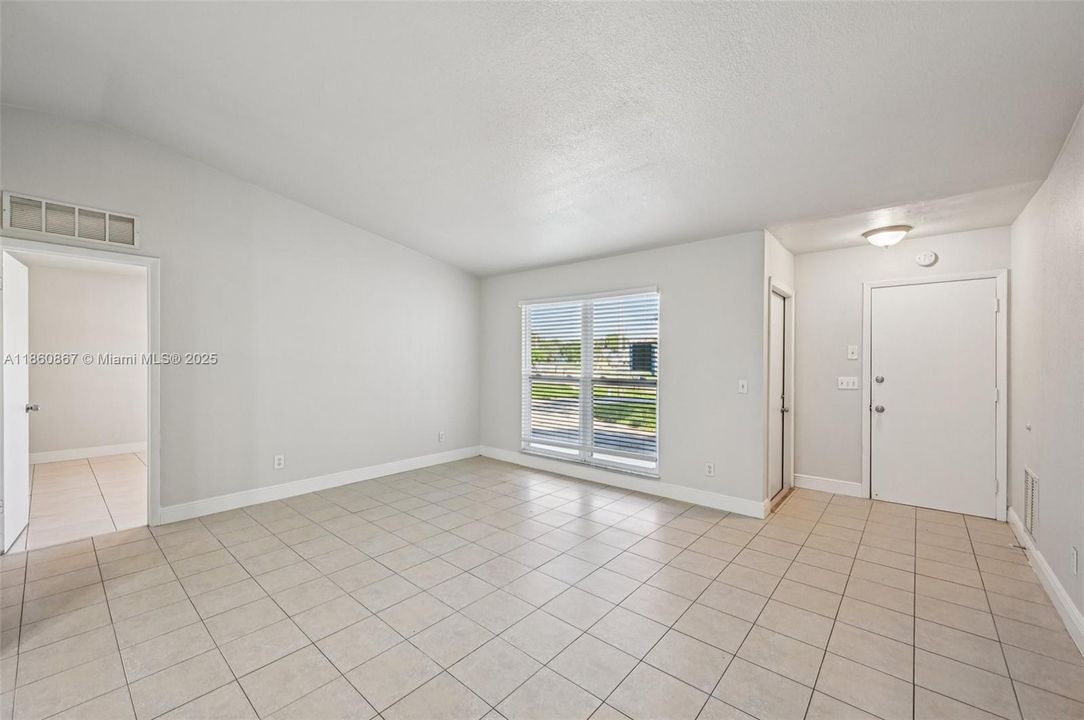 Под контрактом: $318,200 (4 спален, 2 ванн, 1568 Квадратных фут)