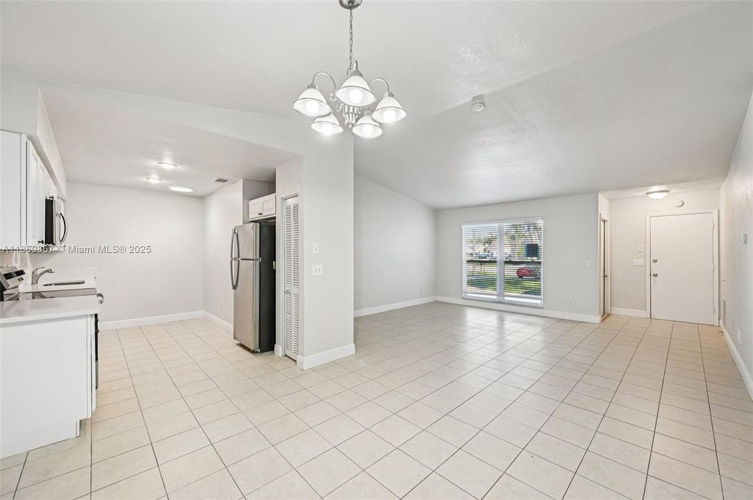 Под контрактом: $318,200 (4 спален, 2 ванн, 1568 Квадратных фут)