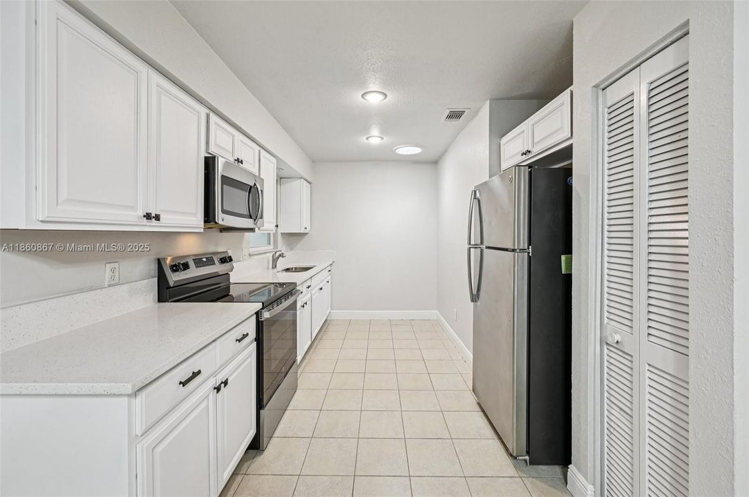 Под контрактом: $318,200 (4 спален, 2 ванн, 1568 Квадратных фут)