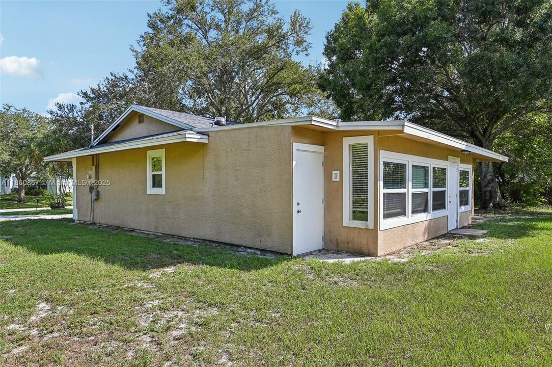 Под контрактом: $318,200 (4 спален, 2 ванн, 1568 Квадратных фут)