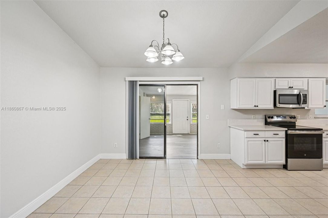 Под контрактом: $318,200 (4 спален, 2 ванн, 1568 Квадратных фут)