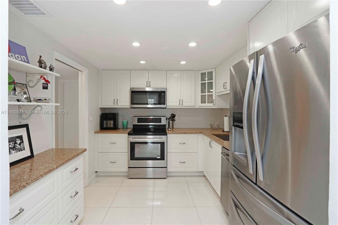 For Sale: $649,999 (1 beds, 1 baths, 875 Square Feet)