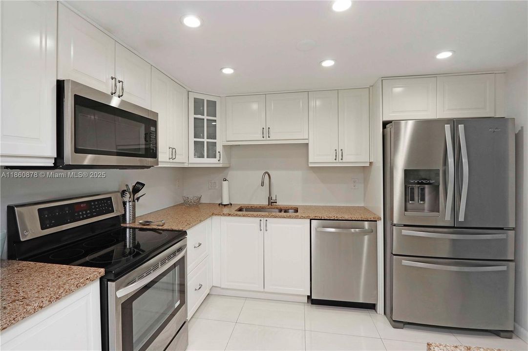 For Sale: $649,999 (1 beds, 1 baths, 875 Square Feet)