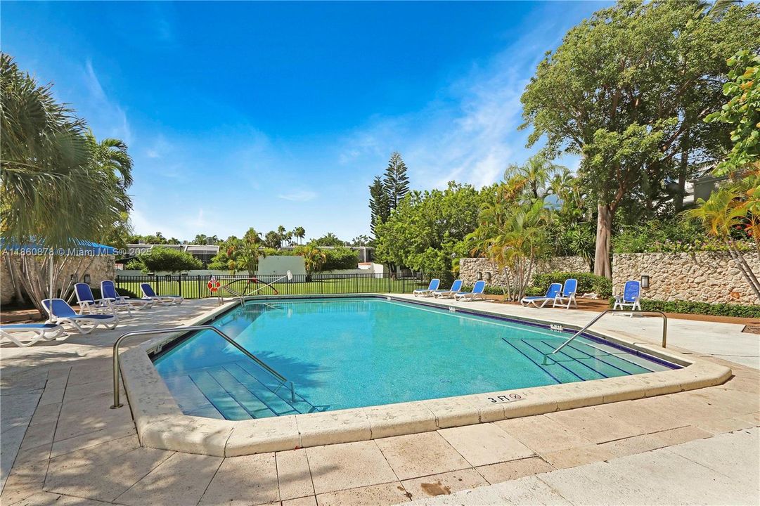 For Sale: $649,999 (1 beds, 1 baths, 875 Square Feet)