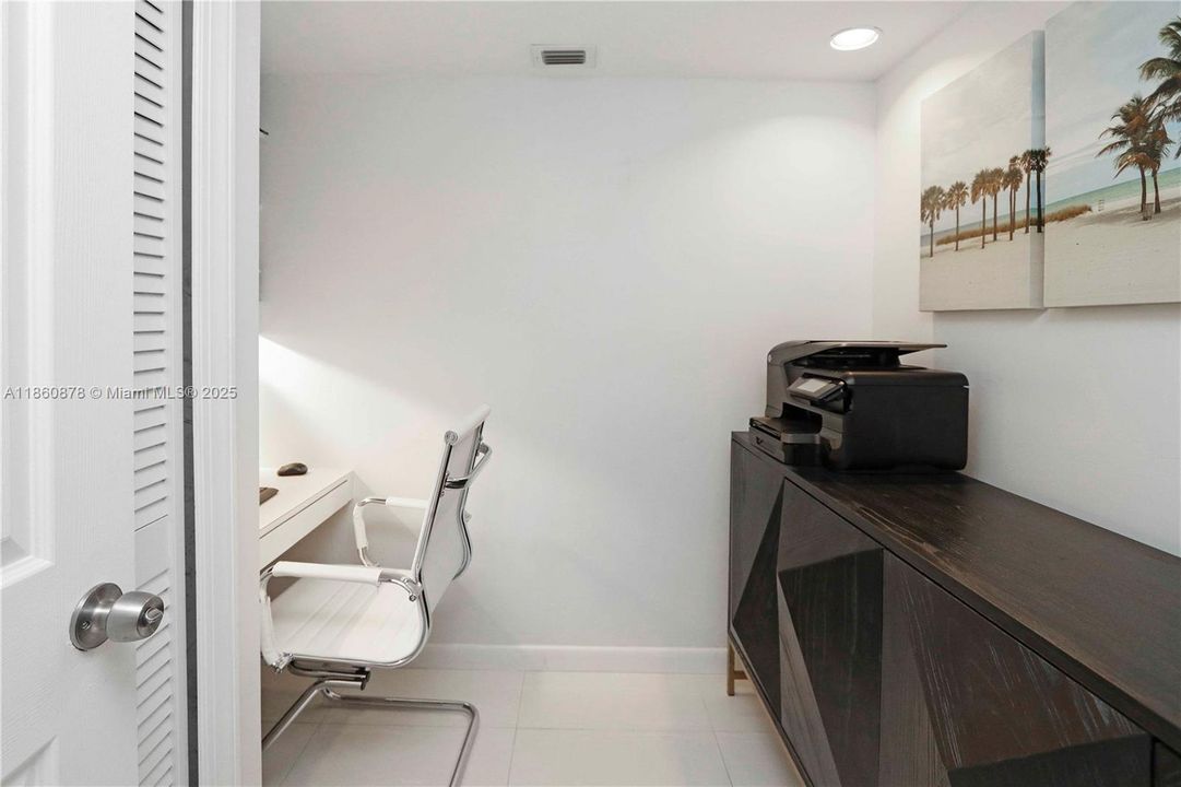 For Sale: $649,999 (1 beds, 1 baths, 875 Square Feet)