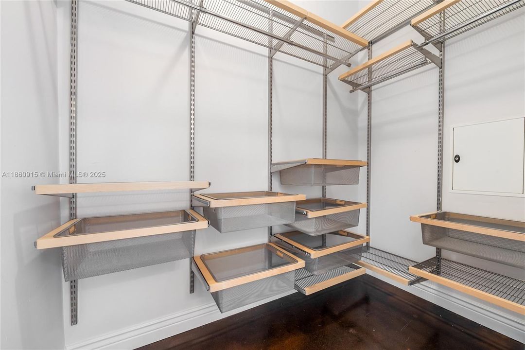 Под контрактом: $342,000 (2 спален, 2 ванн, 976 Квадратных фут)