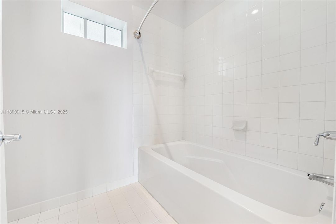 Под контрактом: $342,000 (2 спален, 2 ванн, 976 Квадратных фут)