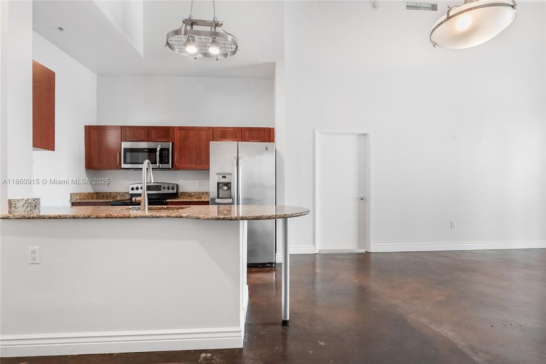 Под контрактом: $342,000 (2 спален, 2 ванн, 976 Квадратных фут)