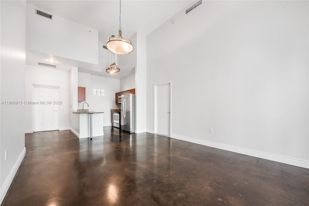 Под контрактом: $342,000 (2 спален, 2 ванн, 976 Квадратных фут)