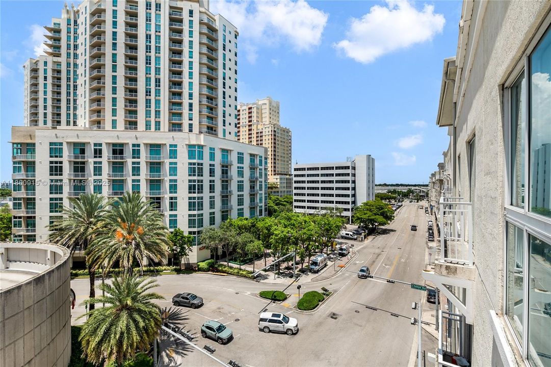 Под контрактом: $342,000 (2 спален, 2 ванн, 976 Квадратных фут)