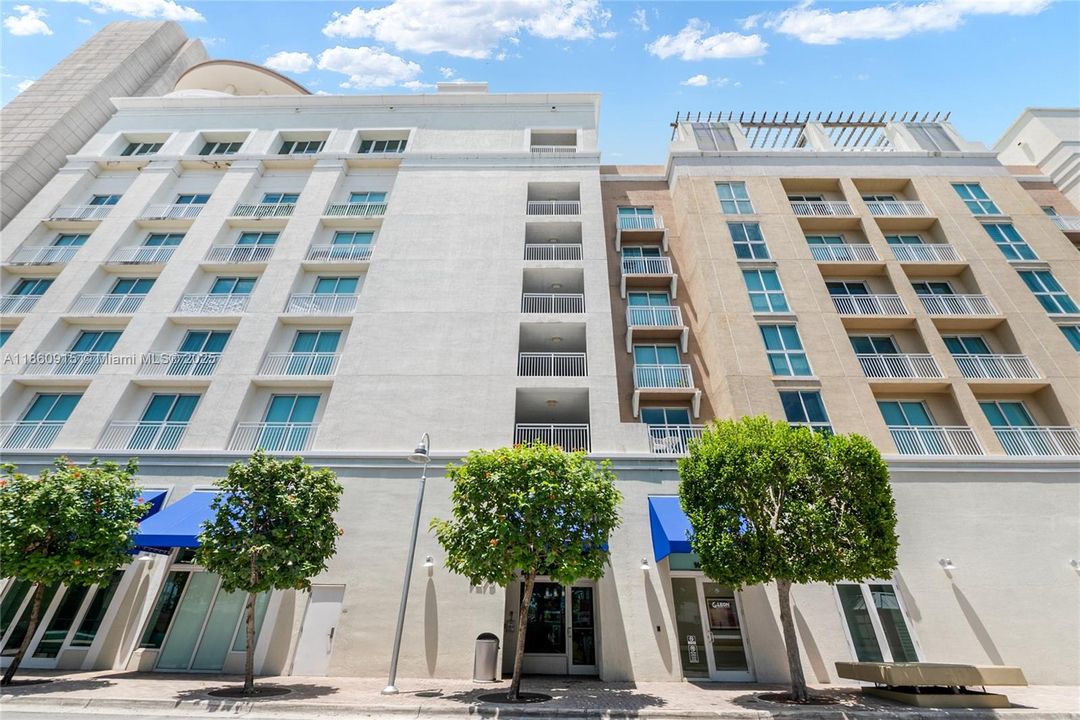 Под контрактом: $342,000 (2 спален, 2 ванн, 976 Квадратных фут)