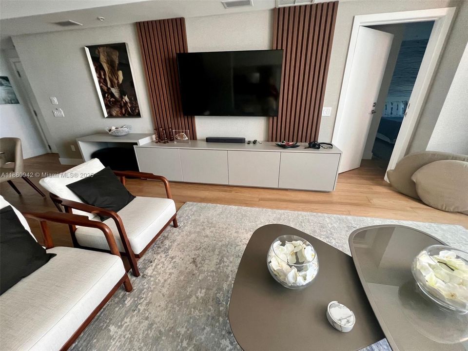 合同活跃: $10,500 (3 贝兹, 3 浴室, 1525 平方英尺)