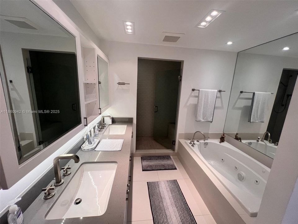 合同活跃: $10,500 (3 贝兹, 3 浴室, 1525 平方英尺)