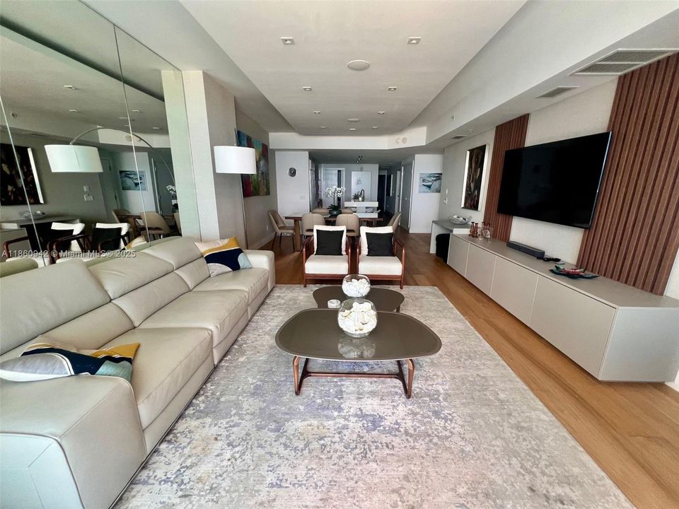 合同活跃: $10,500 (3 贝兹, 3 浴室, 1525 平方英尺)