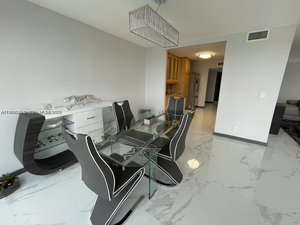 待售: $660,000 (2 贝兹, 2 浴室, 1360 平方英尺)