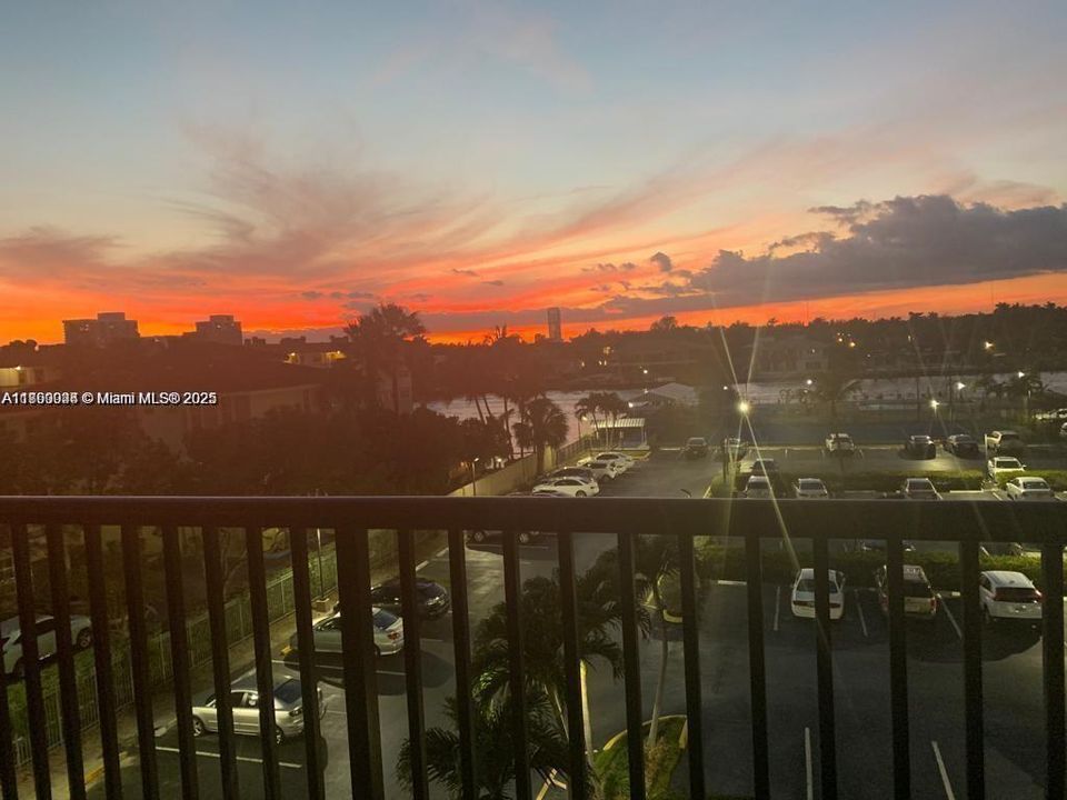 待售: $660,000 (2 贝兹, 2 浴室, 1360 平方英尺)