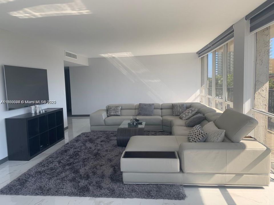 待售: $660,000 (2 贝兹, 2 浴室, 1360 平方英尺)