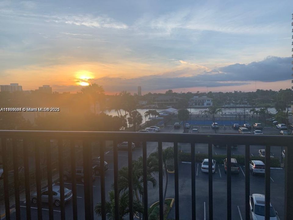 待售: $660,000 (2 贝兹, 2 浴室, 1360 平方英尺)