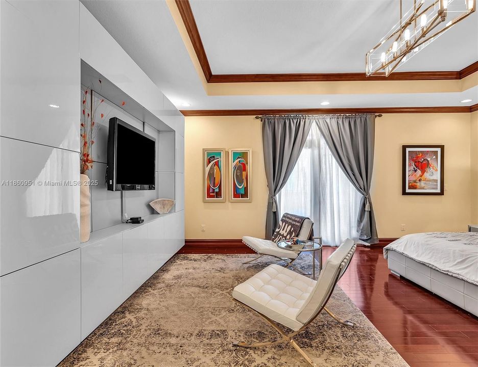 For Sale: $3,299,000 (5 beds, 4 baths, 5373 Square Feet)