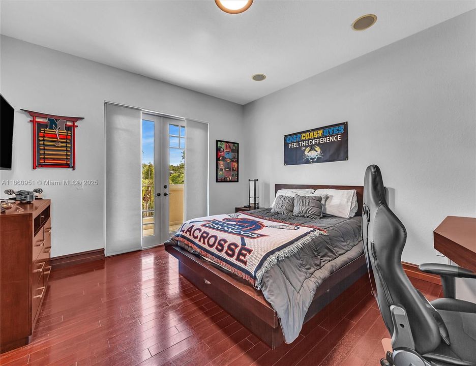 For Sale: $3,299,000 (5 beds, 4 baths, 5373 Square Feet)