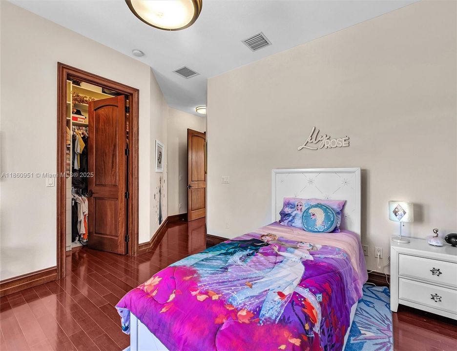 For Sale: $3,299,000 (5 beds, 4 baths, 5373 Square Feet)