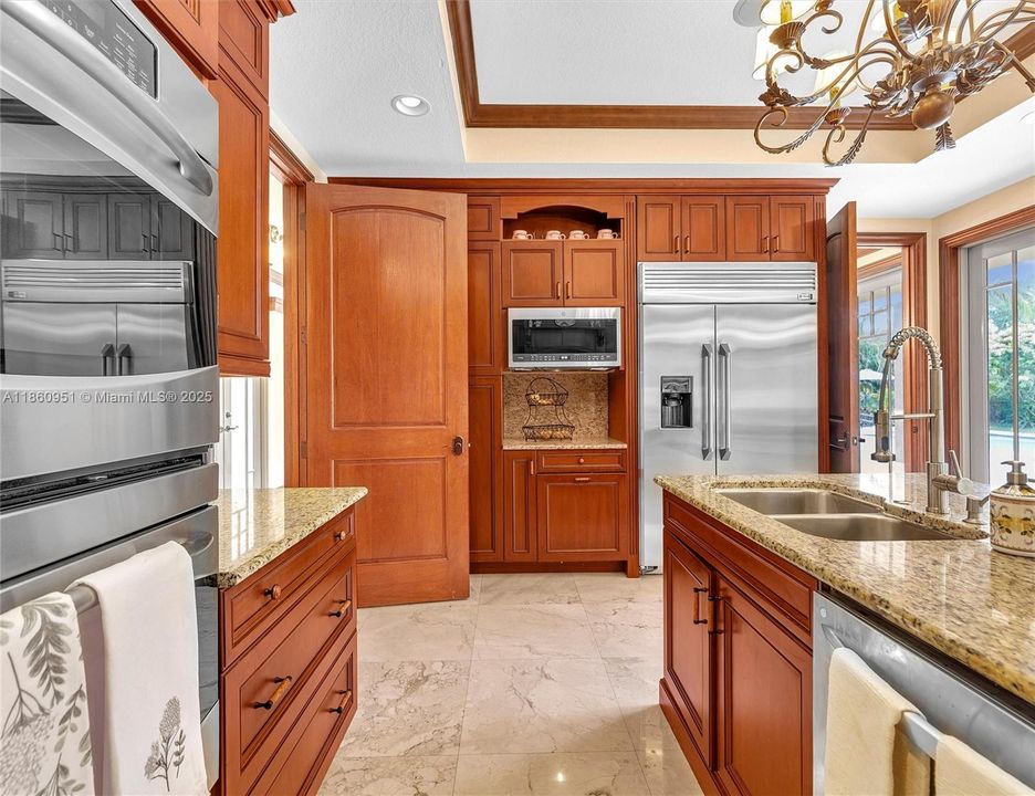 For Sale: $3,299,000 (5 beds, 4 baths, 5373 Square Feet)