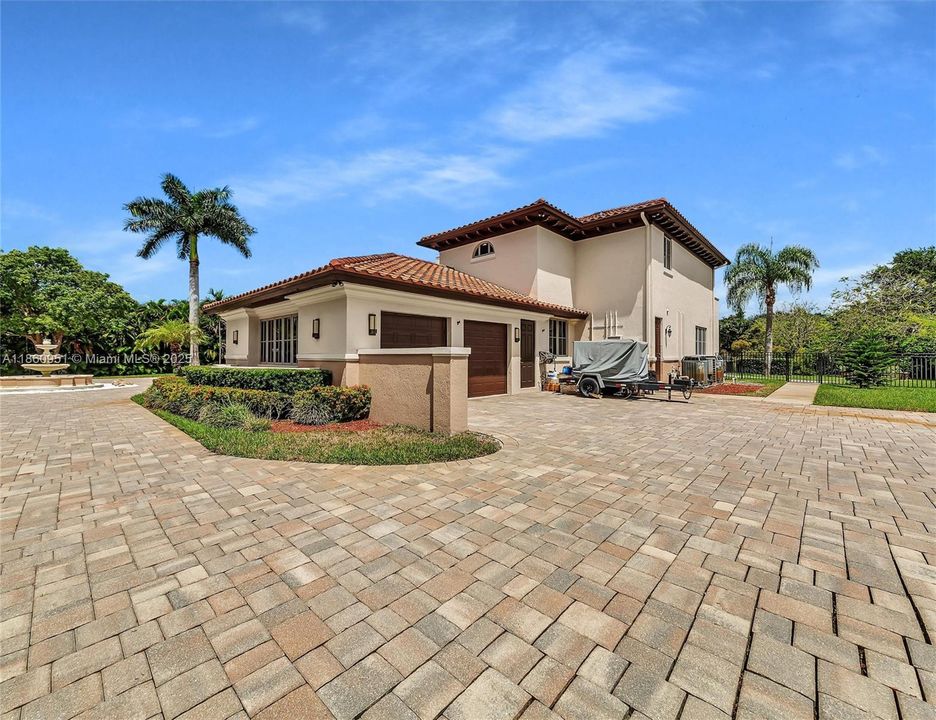 For Sale: $3,299,000 (5 beds, 4 baths, 5373 Square Feet)