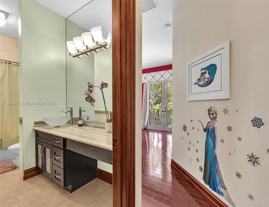 For Sale: $3,299,000 (5 beds, 4 baths, 5373 Square Feet)