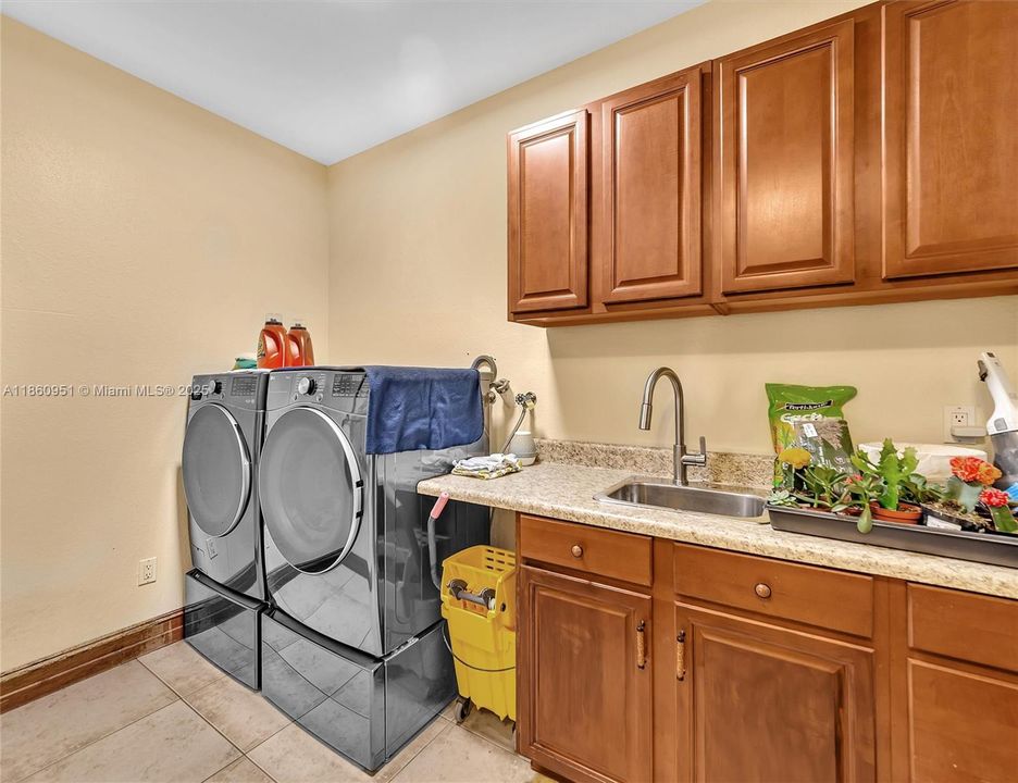 For Sale: $3,299,000 (5 beds, 4 baths, 5373 Square Feet)