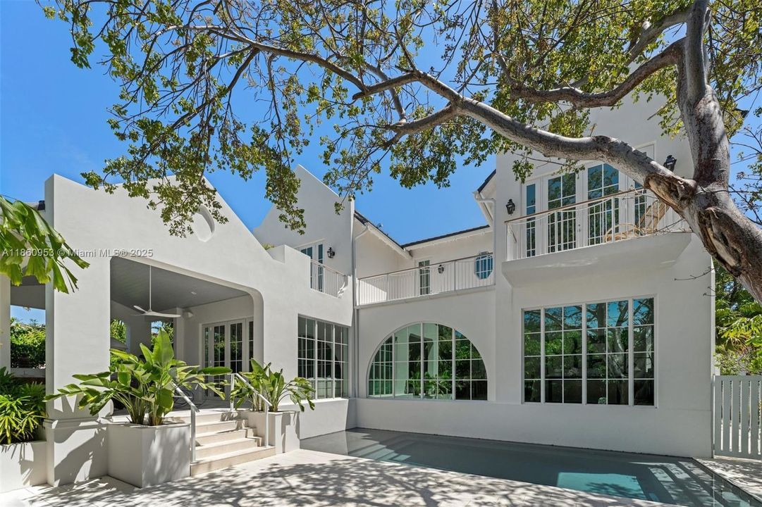 Недавно продано: $6,495,000 (5 спален, 5 ванн, 3525 Квадратных фут)