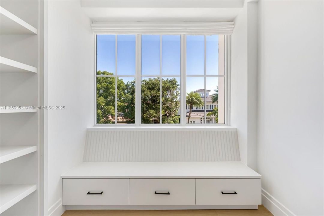 Недавно продано: $6,495,000 (5 спален, 5 ванн, 3525 Квадратных фут)