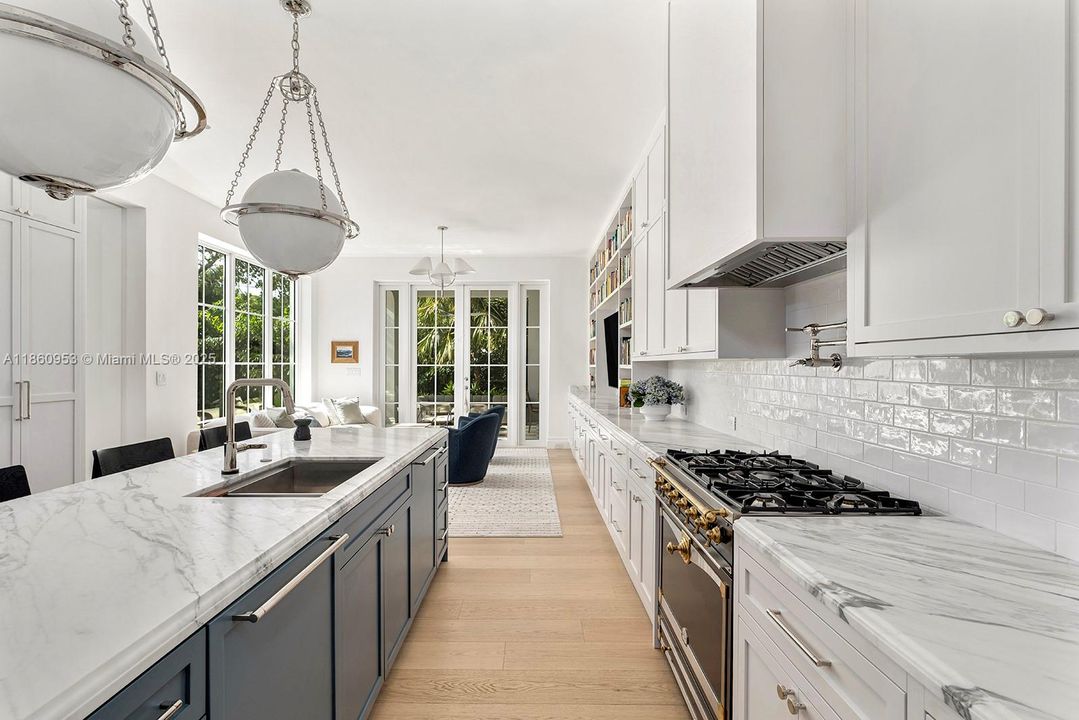 Недавно продано: $6,495,000 (5 спален, 5 ванн, 3525 Квадратных фут)