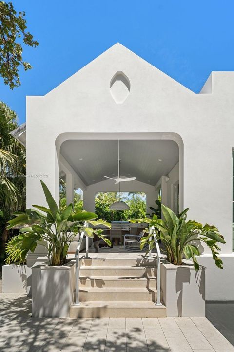 Недавно продано: $6,495,000 (5 спален, 5 ванн, 3525 Квадратных фут)