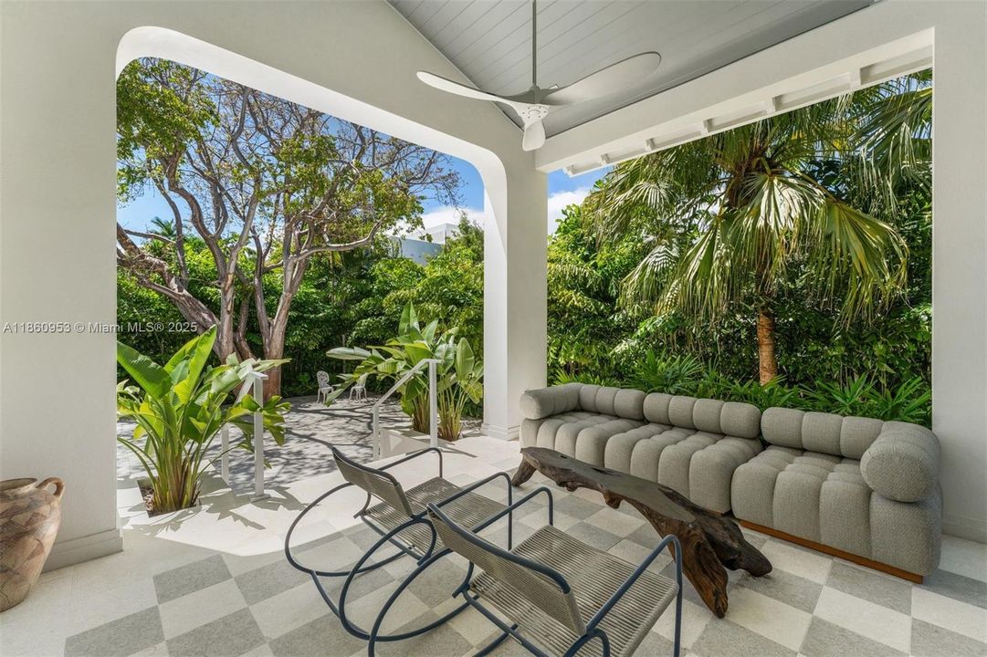 Недавно продано: $6,495,000 (5 спален, 5 ванн, 3525 Квадратных фут)