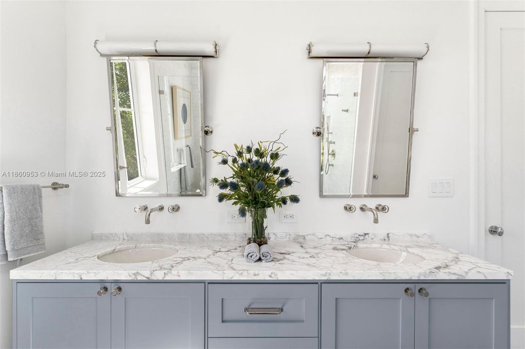 Недавно продано: $6,495,000 (5 спален, 5 ванн, 3525 Квадратных фут)