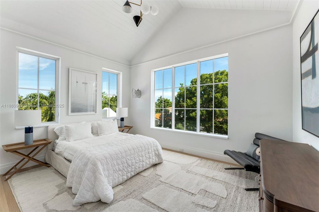 Недавно продано: $6,495,000 (5 спален, 5 ванн, 3525 Квадратных фут)