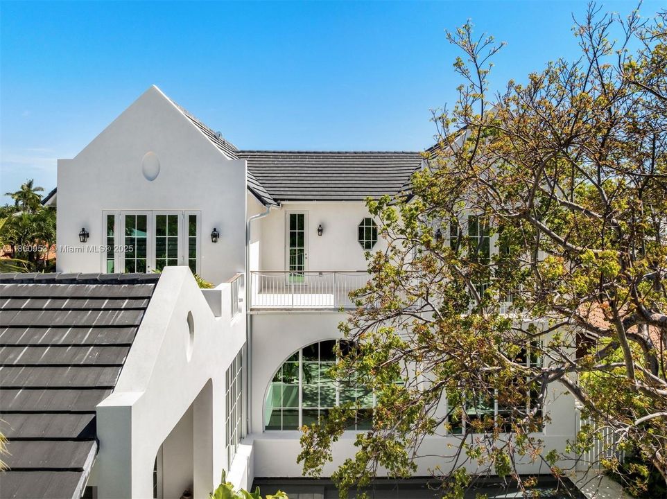 Недавно продано: $6,495,000 (5 спален, 5 ванн, 3525 Квадратных фут)