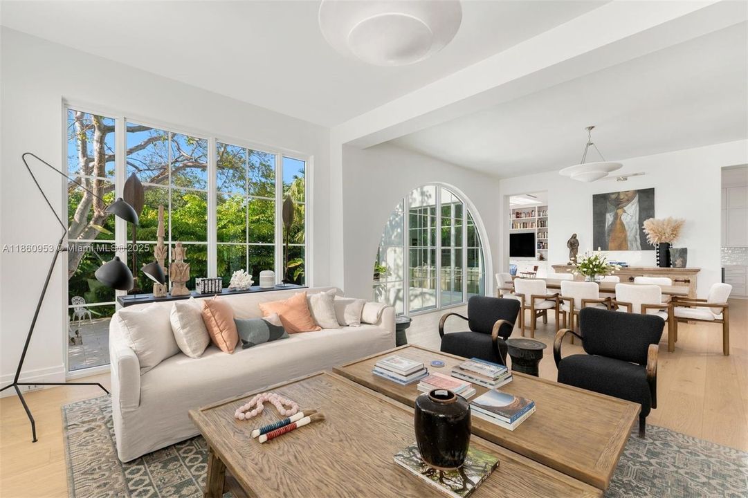 Недавно продано: $6,495,000 (5 спален, 5 ванн, 3525 Квадратных фут)