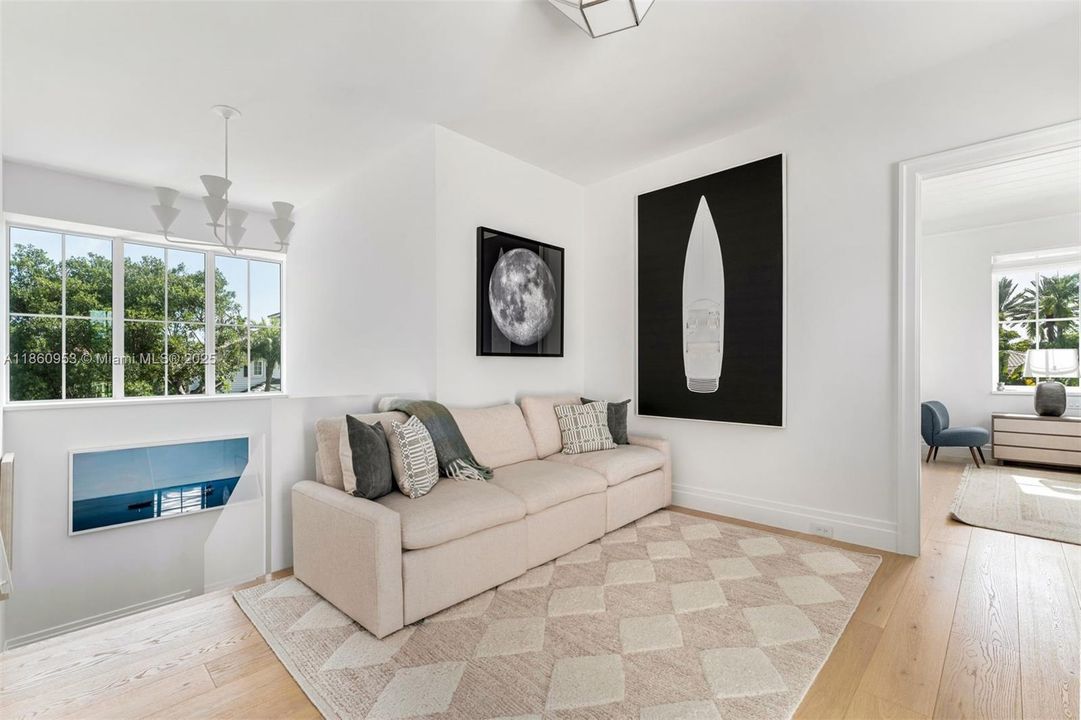 Недавно продано: $6,495,000 (5 спален, 5 ванн, 3525 Квадратных фут)