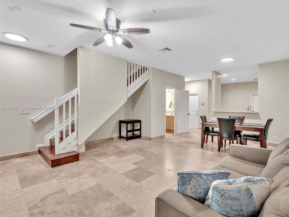 Activo con contrato: $459,900 (2 camas, 2 baños, 1155 Pies cuadrados)