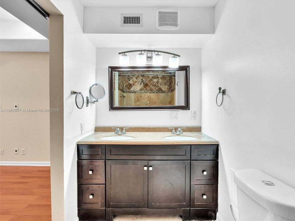 Activo con contrato: $459,900 (2 camas, 2 baños, 1155 Pies cuadrados)