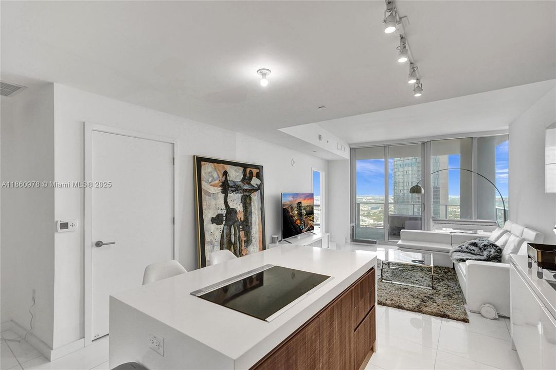 For Sale: $598,000 (1 beds, 2 baths, 1018 Square Feet)
